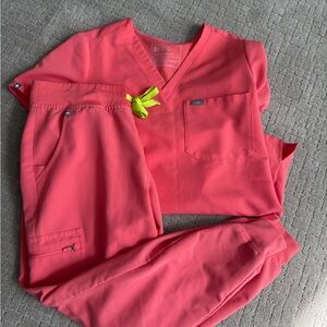 Figs Women's Hot Coral Scrub Set